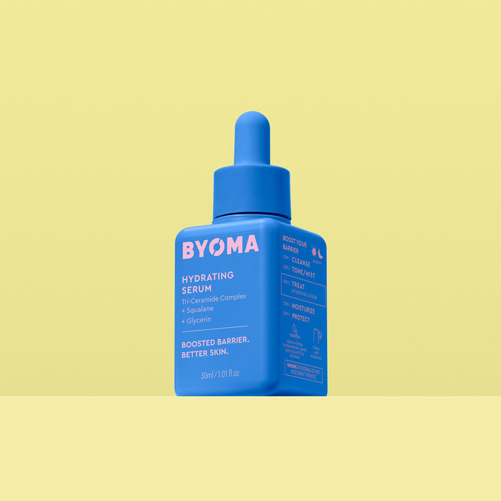Un flacon de sérum hydratant BYOMA en bleu vif.