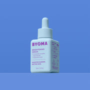 Un flacon de sérum éclaircissant BYOMA avec un bouchon compte-gouttes. 