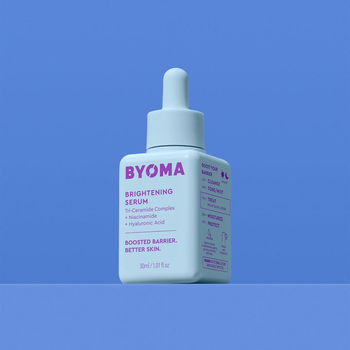 Un flacon de sérum éclaircissant BYOMA avec un bouchon compte-gouttes. 