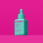 Un sérum clarifiant BYOMA dans un flacon bleu sarcelle avec un bouchon compte-gouttes. 