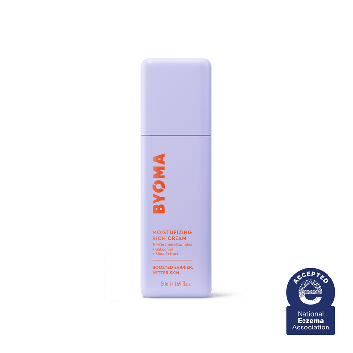 Un flacon de crème riche hydratante BYOMA avec le sceau d'approbation de la National Eczema Association.