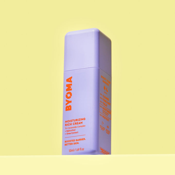 Flacon de crème riche hydratante BYOMA.