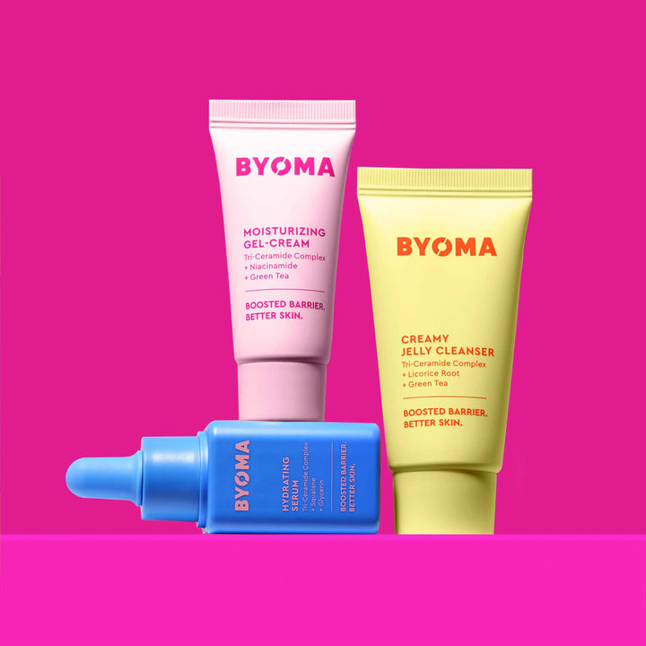 Trio de soins BYOMA comprenant un gel-crème hydratant, un nettoyant à la gelée crémeuse et un sérum hydratant.