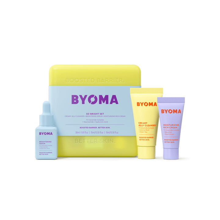 Coffret BYOMA So Bright comprenant un étui jaune, accompagné d'un sérum éclaircissant, d'un nettoyant à la gelée crémeuse et d'une crème riche hydratante.