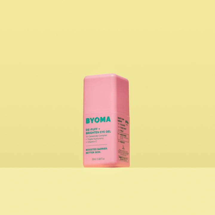 Une bouteille rose de Byoma De-Puff + Brighten Eye Gel.