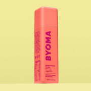 Une bouteille de toner éclaircissant BYOMA dans une couleur corail vibrante. 