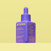 Huile de récupération hydratante BYOMA dans une bouteille violette audacieuse. 