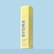 Une bouteille jaune de nettoyant hydratant lacté Byoma.