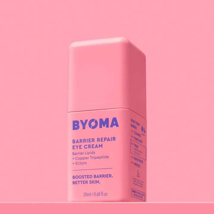 Un flacon de crème contour des yeux Byoma Barrier Repair.