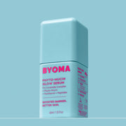 Une bouteille de Byoma Phyto-Mucin Glow Serum avec un fond bleu doux.