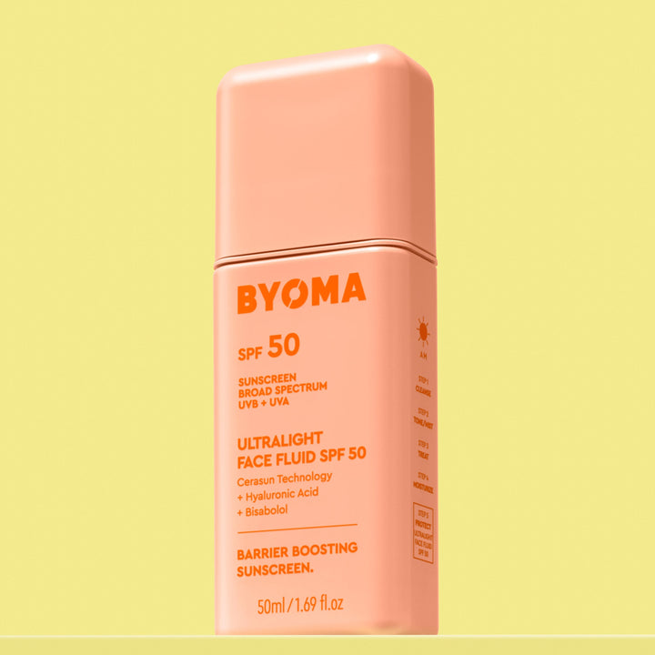 Un flacon de fluide visage ultraléger SPF 50 BYOMA.