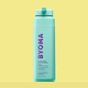 Lotion hydratante pour le corps BYOMA dans un flacon bleu sarcelle.