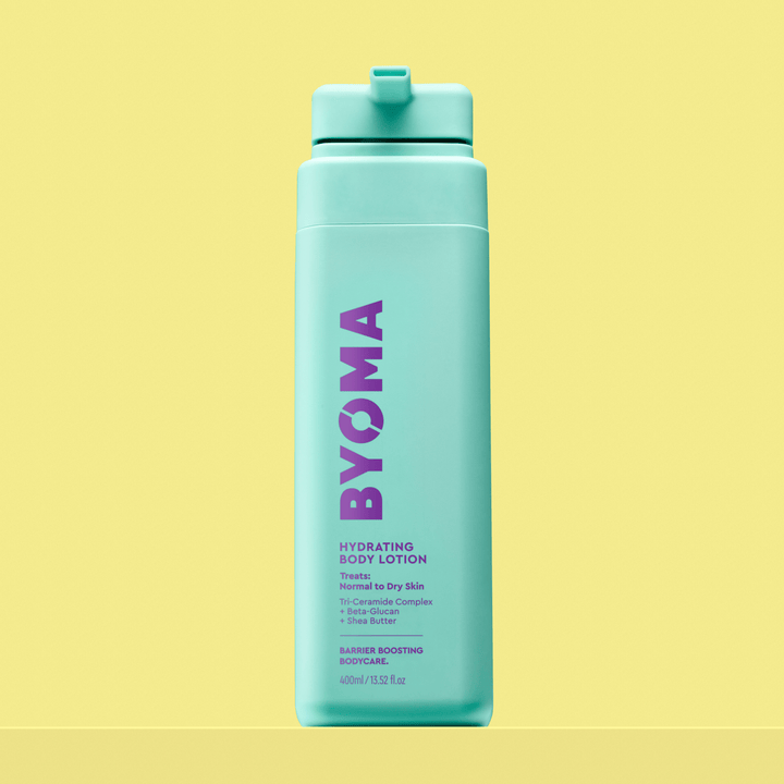 Lotion hydratante pour le corps BYOMA dans un flacon bleu sarcelle.