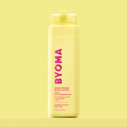 Lotion corporelle éclaircissante BYOMA dans un flacon jaune. 