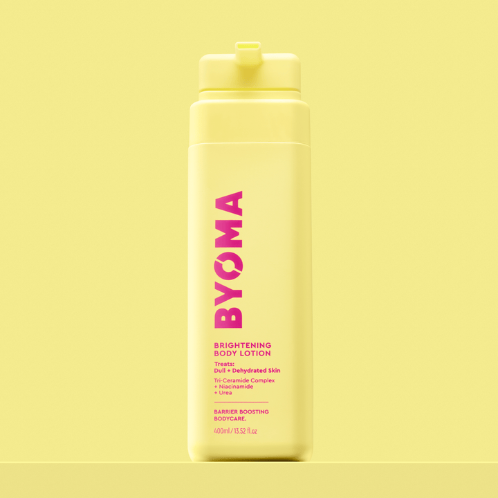 Lotion corporelle éclaircissante BYOMA dans un flacon jaune. 