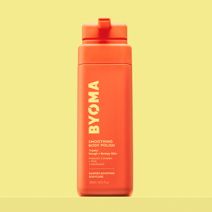 Une bouteille de gommage corporel lissant Byoma. 
