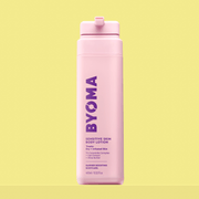 Lotion CORPS PEAU SENSIBLE BYOMA sur fond jaune.