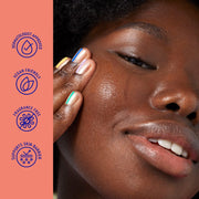 Gros plan du visage d'une femme avec un produit de soin, icônes approuvées par les dermatologues sur le côté.