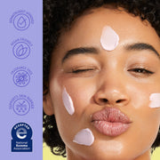 Femme avec un produit cosmétique sur le visage à côté d'icônes approuvées par les dermatologues