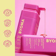 Flacon d'huile corporelle nourrissante BYOMA rose avec pompe sur fond rose