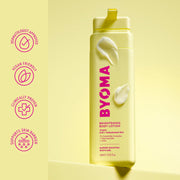 Flacon de lotion corporelle éclaircissante BYOMA sur fond jaune avec des icônes indiquant l'approbation dermatologique, la convivialité végétalienne, la provenance clinique et le soutien de la barrière cutanée.
