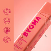 Flacon de toner éclaircissant BYOMA sur fond rose avec icônes de la marque.