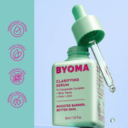 Flacon de sérum clarifiant BYOMA avec compte-gouttes sur fond bleu clair