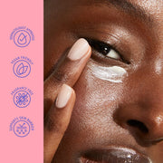 Gros plan d'une personne appliquant de la crème sur son visage avec un fond rose et les caractéristiques du produit répertoriées.