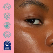 Gros plan de l'œil d'une personne sur fond rose comportant des icônes approuvées par les dermatologues.