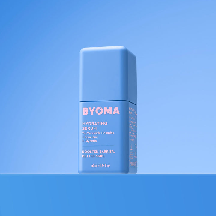Une bouteille bleu clair de sérum hydratant BYOMA centrée sur un fond dégradé bleu assorti.