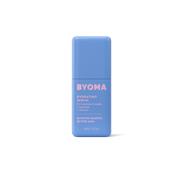 Une bouteille rectangulaire bleu clair de sérum hydratant BYOMA centrée sur un fond vert foncé uni.