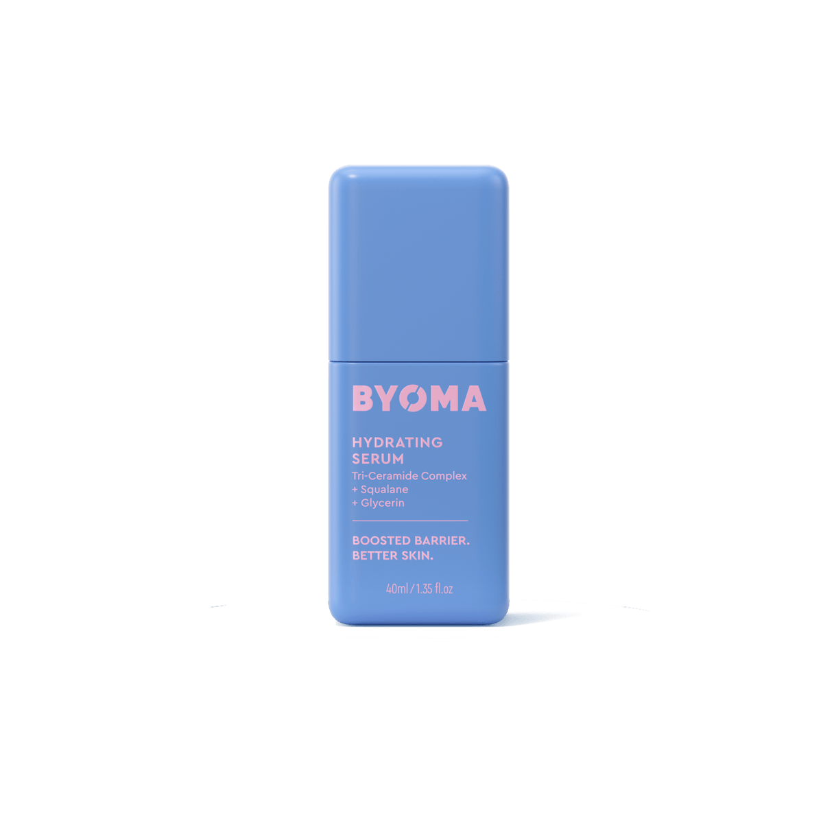 Une bouteille rectangulaire bleu clair de sérum hydratant BYOMA centrée sur un fond vert foncé uni.