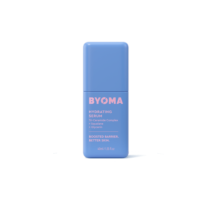 Une bouteille rectangulaire bleu clair de sérum hydratant BYOMA centrée sur un fond vert foncé uni.