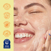 Femme appliquant un produit de soin avec des logos de certification sur le côté