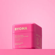 Conteneur de masque facial rose avec la marque « BYOMA » sur fond rose