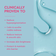Emballage du produit avec texture liquide bleue et texte mettant en évidence les bienfaits du soin de la peau sur fond bleu clair.