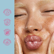Gros plan du visage d'une femme avec un produit de soin de la peau, comportant des icônes pour l'approbation des dermatologues, la convivialité végétalienne, sans parfum et le soutien de la barrière cutanée.