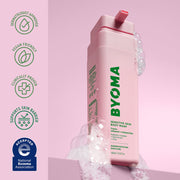 Flacon de lavage corporel pour peau sensible BYOMA avec icônes de certification sur fond rose