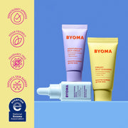 Produits de soin BYOMA comprenant une crème, un nettoyant et un sérum sur fond bleu avec des icônes de marque.