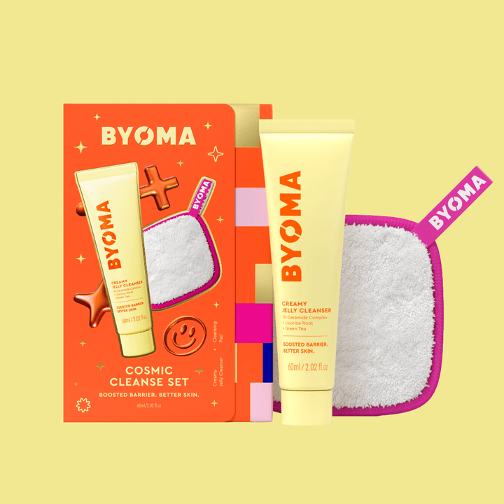 BYOMA Cosmic Cleanse Set avec nettoyant et tampon sur fond jaune